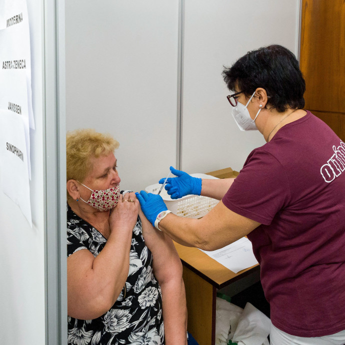 Enyhül a járvány, de minden visegrádi országban felbukkant az omikron