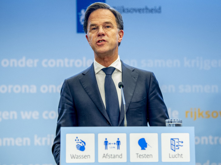 Mark Rutte ügyvezető miniszterelnök az új korlátozások bevezetéséről szóló hágai sajtótájékoztatón 2021. december 18-án – Fotó: Robin Utrecht / ANP / AFP