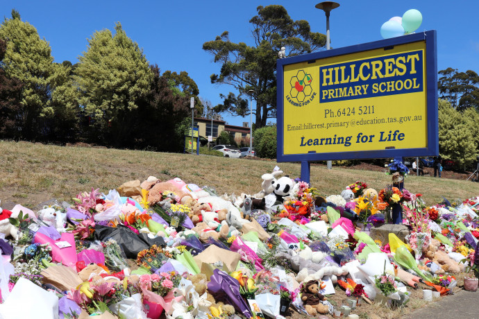 Virágok a devonporti iskola előtt, a tragédia áldozataira emlékezve – Fotó: Reuters
