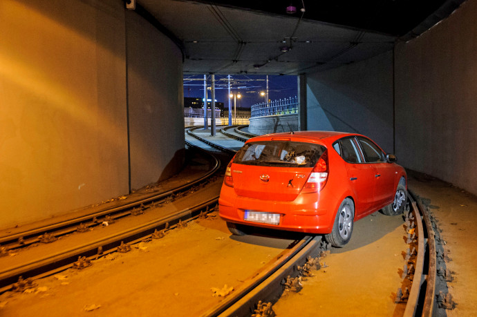 Villamossal húzták ki a Clark Ádám téri aluljáróban rekedt autót