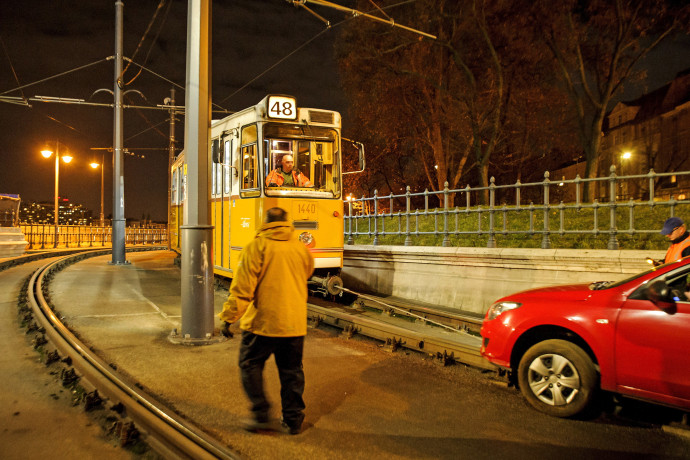 A sérült járművet egy külön erre a célra a helyszínre érkező villamos húzta ki az alagútból – Fotó: Lakatos Péter / MTI
