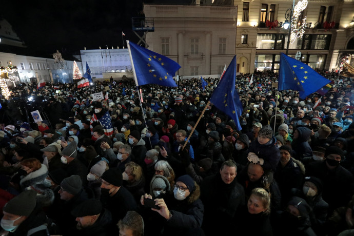 Tüntetők a varsói elnöki palota előtt vasárnap este – Fotó: Slawomir Kaminski / Agencja Wyborcza.pl via Reuters