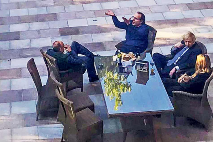 Borozgatós kerti találkozó volt a brit kormányfőnél tavaly májusban, amikor még mindenkit arra kértek, ne csoportosuljanak sehol