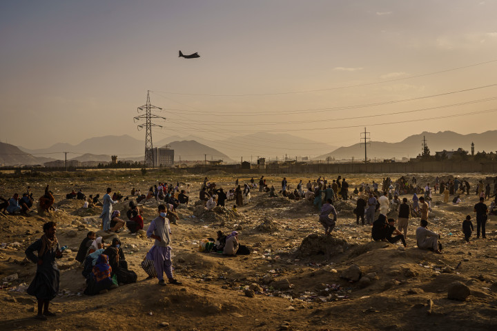 Katonai szállítógép száll fel a kabuli reptérről 2021. augusztus 23-án. A reptér melletti területen tömegek várakoznak arra, hogy elhagyhassák az országot a tálib hatalomátvétel követően – Fotó: Marcus Yam / Los Angeles Times