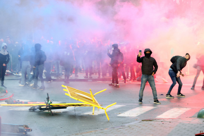 Vízágyúval és könnygázzal oszlatták fel a járványvédelmi intézkedések elleni tüntetést Brüsszelben