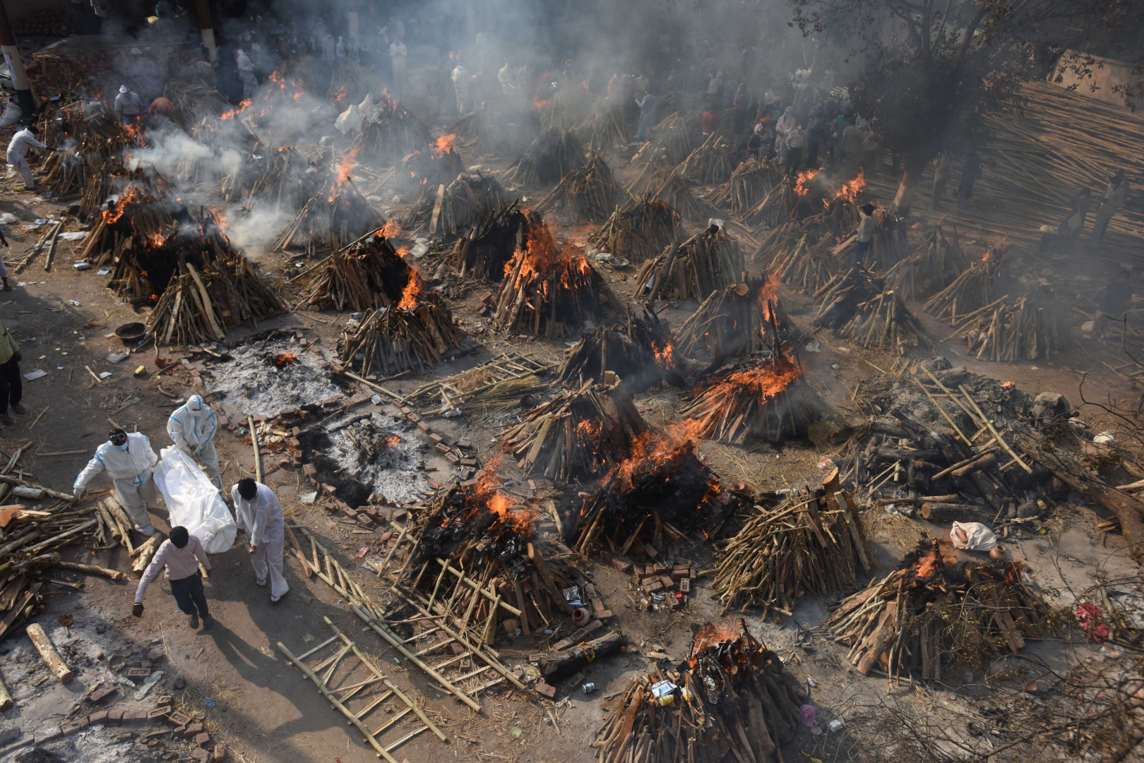 Koronavírusban meghalt emberek temetési máglyái égnek a Gazibor krematóriumban, Újdelhiben, 2021. április 26-án – Fotó: Raj K Raj / Hindustan Times / Getty Image