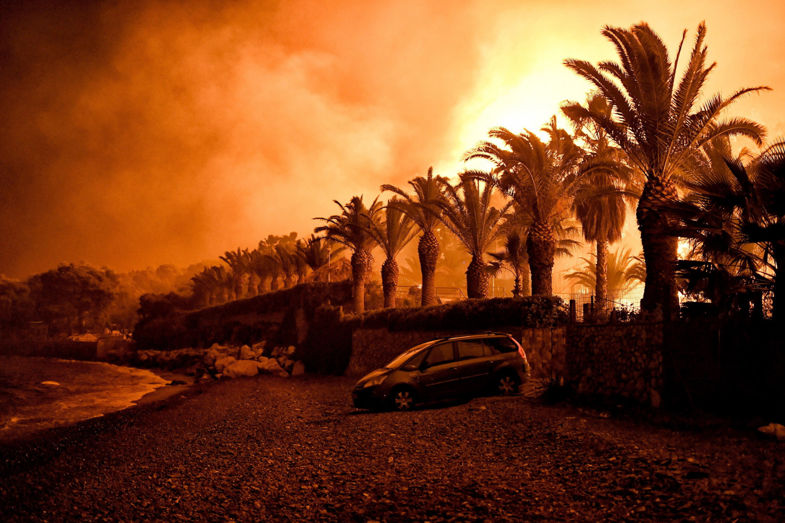 Erdőtűz tombolt a görögországi Szkínosz közelében 2021. május 19-én. Az Athéntól 90 kilométerre nyugatra lévő Korinthoszi-öböl partjánál pusztító lángok miatt legalább hat falut és két kolostort kiürítettek – Fotó: Vaszilisz Pszomasz / The Associated Press / EPA / MTI