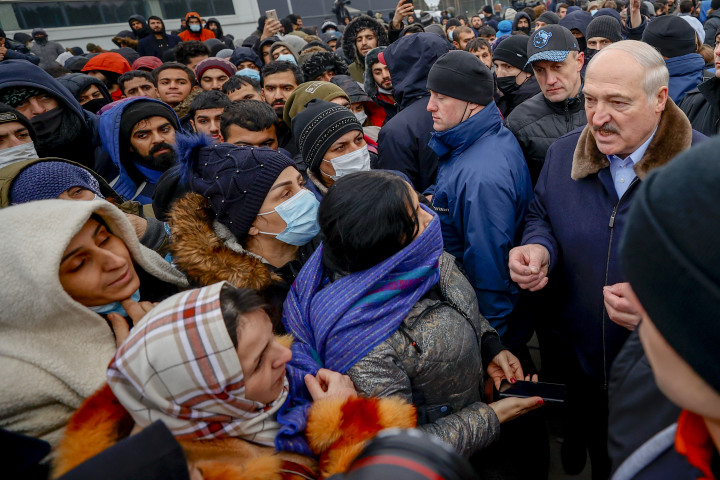 Lukasenko meglátogatja a belarusz–lengyel határon felállított menekülttábort 2021. november 26-én – Fotó: Sefa Karacan / Anadolu Agency / Getty Images