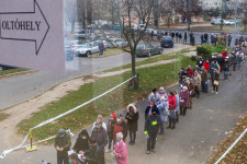 Arra még rávehetők az emberek, hogy hajlandóak legyenek oltakozni, de hogy elmenjenek, az nehezebb