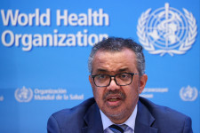 „Több mint két éve éjjel-nappal dolgoznak az orvosok és az ápolók” – globális gondokat lát a WHO főigazgatója