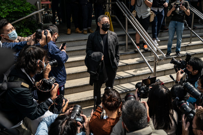 Benny Tai, a hongkongi egyetem ellenzéki jogászprofesszora a rendőrség előtt nyilatkozik a sajtónak 2021. február 28-án, miután 40 demokráciapárti politikust és aktivistát tartóztattak le – Fotó: Anthony Kwan / Getty Images
