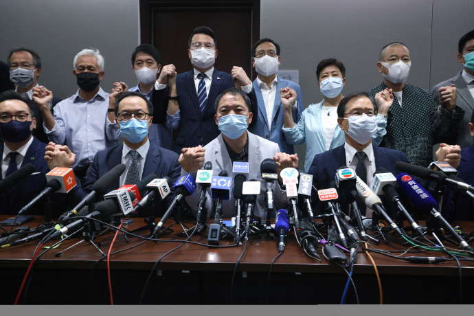 A demokratikus ellenzék testületileg lemond a törvényhozásban való részvételről 2020. novemberben, miután négy politikustársukat eltiltották – Fotó: Sunny Mok / EyePress / AFP