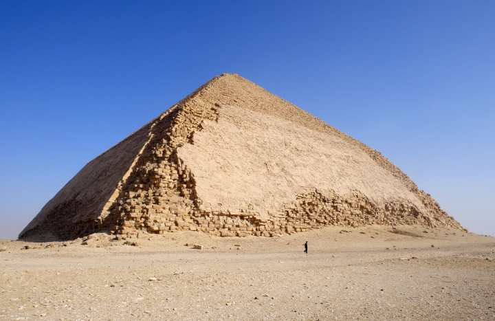 A tört falú piramis a részben még ép mészkőborításával – Fotó: Universal History Archive / Universal Images Group / Getty Images