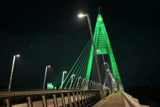 Karácsonyfát csinált a Megyeri hídból a Magyar Közút