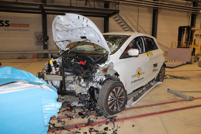 Tragikus törésteszt-eredmények: az olcsó Dacia villanyautó és a népszerű Renault Zoe lerombolja a gyártó presztízsét?