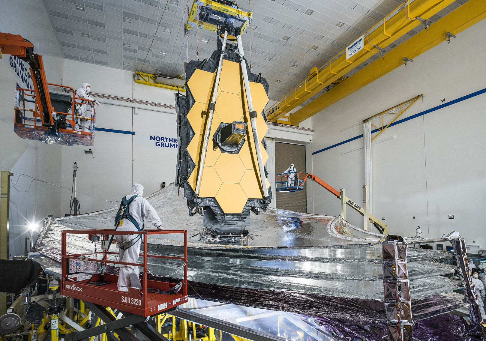 A hővédő pajzs összeszerelése és kinyitott állapotban a tükrökkel – Fotó: Chris Gunn / NASA