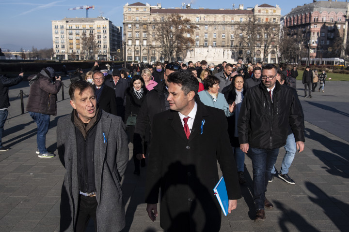 Márki-Zay Péter érkezik az ellenzéki országgyűlési képviselőjelöltekkel közösen, az Országgyűlés épülete előtt tartott sajtótájékoztatójára, ahol bejelentette az ellenzéki népszavazási kampány beindítását 2021. december 15-én – Fotó: Bődey János / Telex