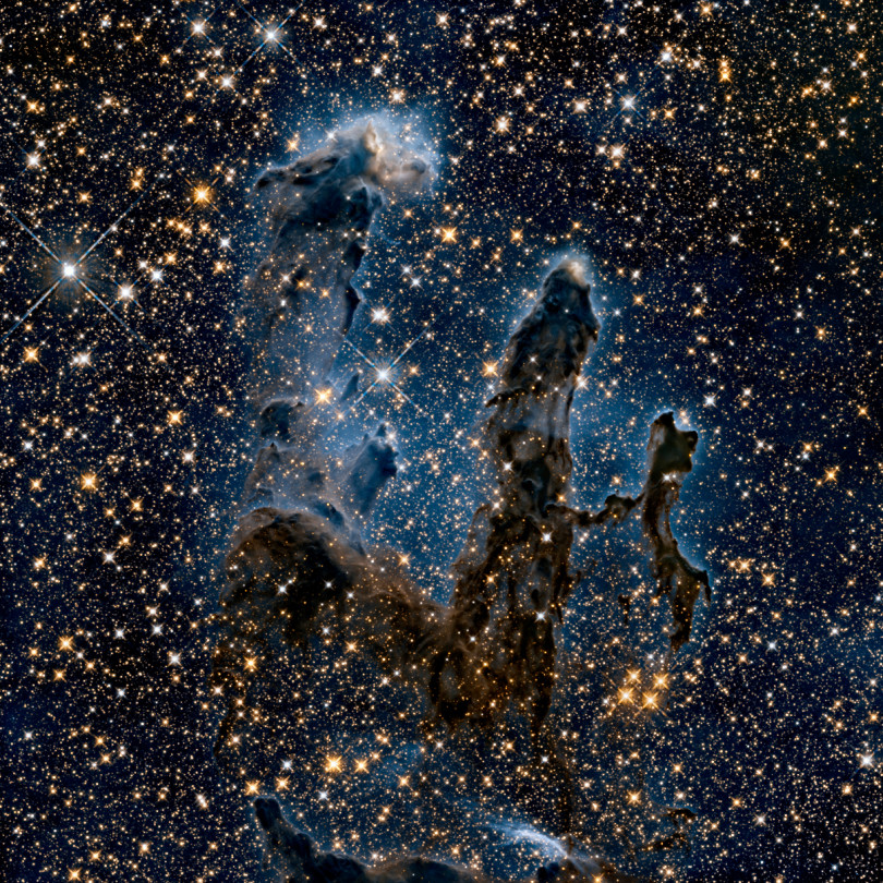 Különbség a Hubble és a Webb „látása” között: balra a Teremtés oszlopai, ahogy azt a Hubble a számunkra megszokott módon, a látható tartományban észleli, jobbra pedig úgy, ahogy az infravörös tartományban látja, pont, ahogyan a Webb is teszi majd – Fotó: NASA / ESA / Hubble Heritage
