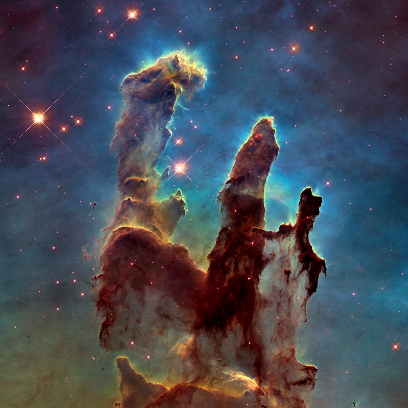 Különbség a Hubble és a Webb „látása” között: balra a Teremtés oszlopai, ahogy azt a Hubble a számunkra megszokott módon, a látható tartományban észleli, jobbra pedig úgy, ahogy az infravörös tartományban látja, pont, ahogyan a Webb is teszi majd – Fotó: NASA / ESA / Hubble Heritage