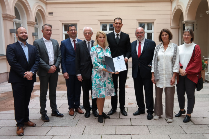 Telex's editors-in-chief Veronika Munk and Szabolcs Dull accepting the György Konrád Award on behalf of the editorial staff from the members of the board of the European Danube Academy. – Photo: German Embassy in Budapest