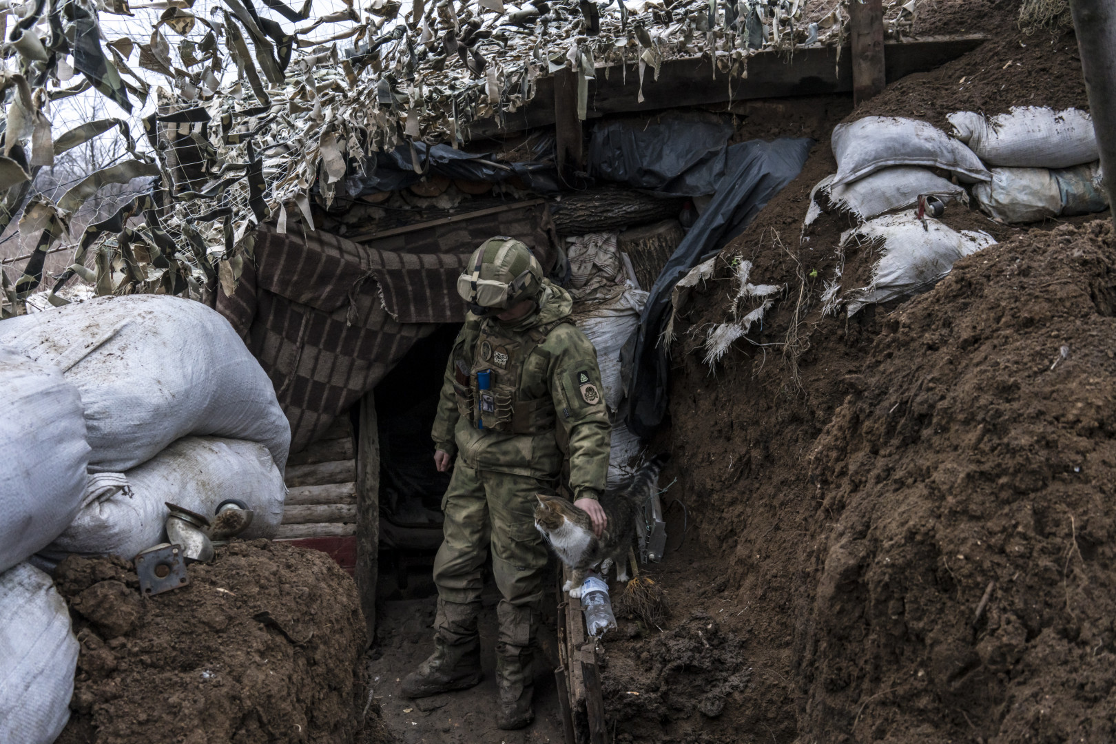  Egy ukrán katona egy macskával a lövészárokban, a kelet-ukrajnai frontvonalon, Zoloténál 2021. december 12-én – Fotó: Brendan Hofman / Getty Images