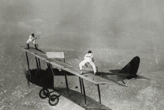 A repülés hőskorának fenegyerekei úgy sétálgattak a repülőgépek szárnyain, mintha csak a közértbe mentek volna