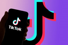 Már a Google-nél is többször nyomnak az emberek a TikTok-ra