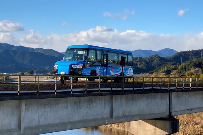 Vonat vagy busz? Mindkettő! Sínen guruló busz áll üzembe Japánban