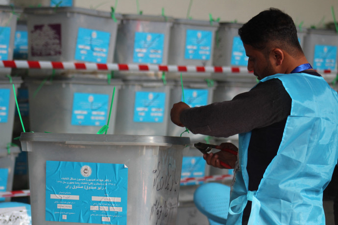 A választási bizottság egyik munkatársa nyitja fel a 2019-es elnökválasztás szavazólapjainak egyik urnáját. Fotó: Mohammad Sharif Shayeq / NurPhoto / NurPhoto via AFP