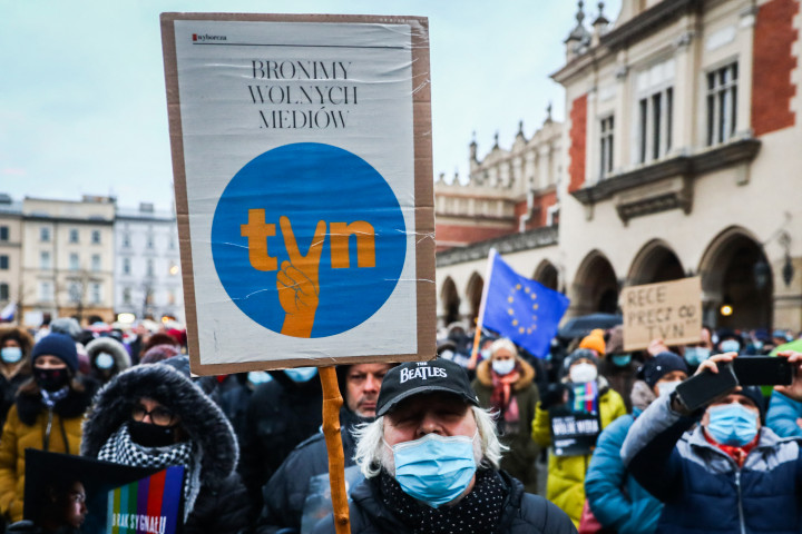 A TVN melletti tüntetés 2021. december 19-án, Krakkóban – Fotó: BEATA ZAWRZEL / NURPHOTO / NURPHOTO VIA AFP