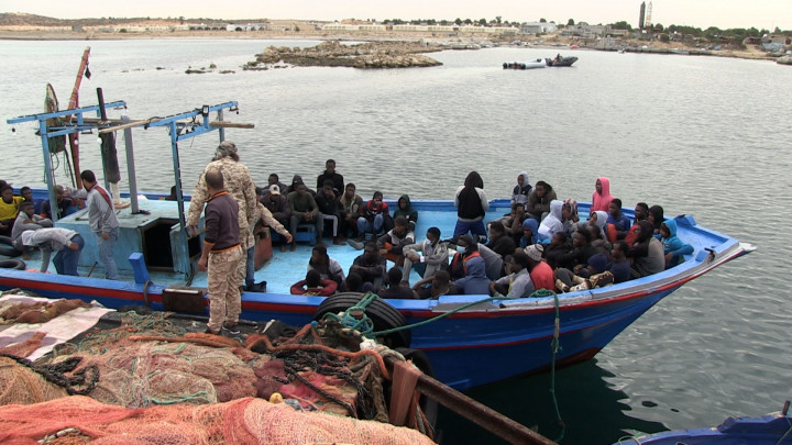 A líbiai „parti őrség” által visszafordított menekültekkel teli hajó 2021. október 19-én – Fotó: Stringer / Anadolu Agency / Getty Images