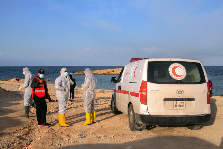 Líbiai egészségügyi dolgozók partra sodort menekültek holttesteit gyűjtik össze egy hajótörés után Szabrátában 120 kilométerre Tripolitól 2021. november 25-én – Fotó: AFP