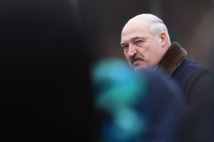 Alekszandr Lukasenko a lengyel–belarusz határ belaruszi oldalán felállított menekülttáborban – Fotó: Pavel Bednyakov / Sputnik via AFP