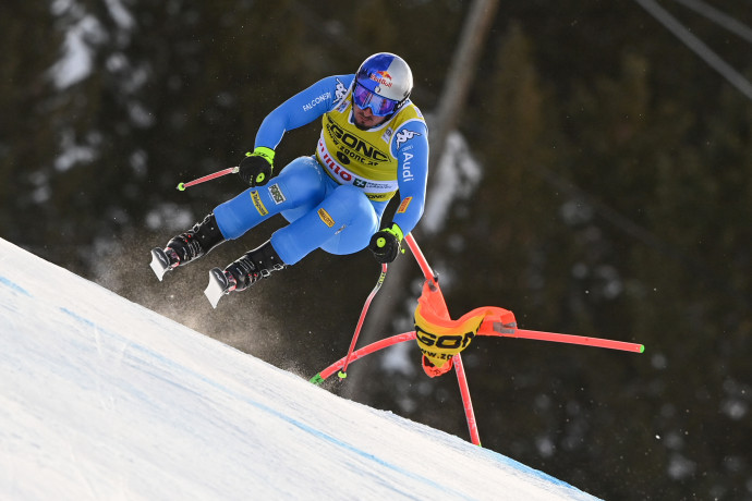 Dominik Paris a Stelvio egyik ugratóján – Fotó: Fabrice Coffrini/AFP