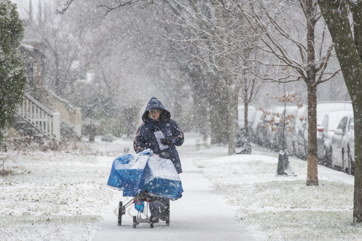 Küldeményeket szállít ki a hóesésben egy postás Chicagóban 2021. december 28-án – Fotó: Tyler LaRiviere / AP / MTI