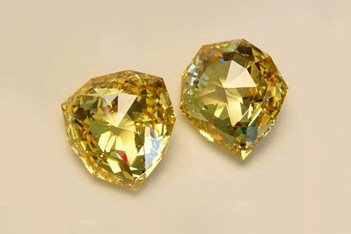 A gyémánt másolatai, a bal oldali a kalaptűs fotó mintájára készült, a jobb poldali pedig Tavernier rajza alapján – Forrás: Wikipédia
