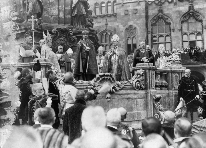 IV. Károly koronázása a Mátyás-templom előtt 1916. december 30-án – Fotó: ullstein bild / Getty Images