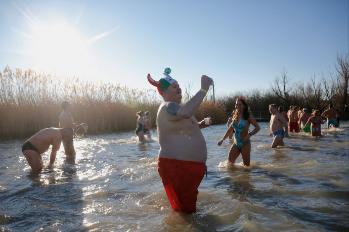 Közel százan fürödtek meg a Balatonban, hogy így búcsúzzanak az óévtől