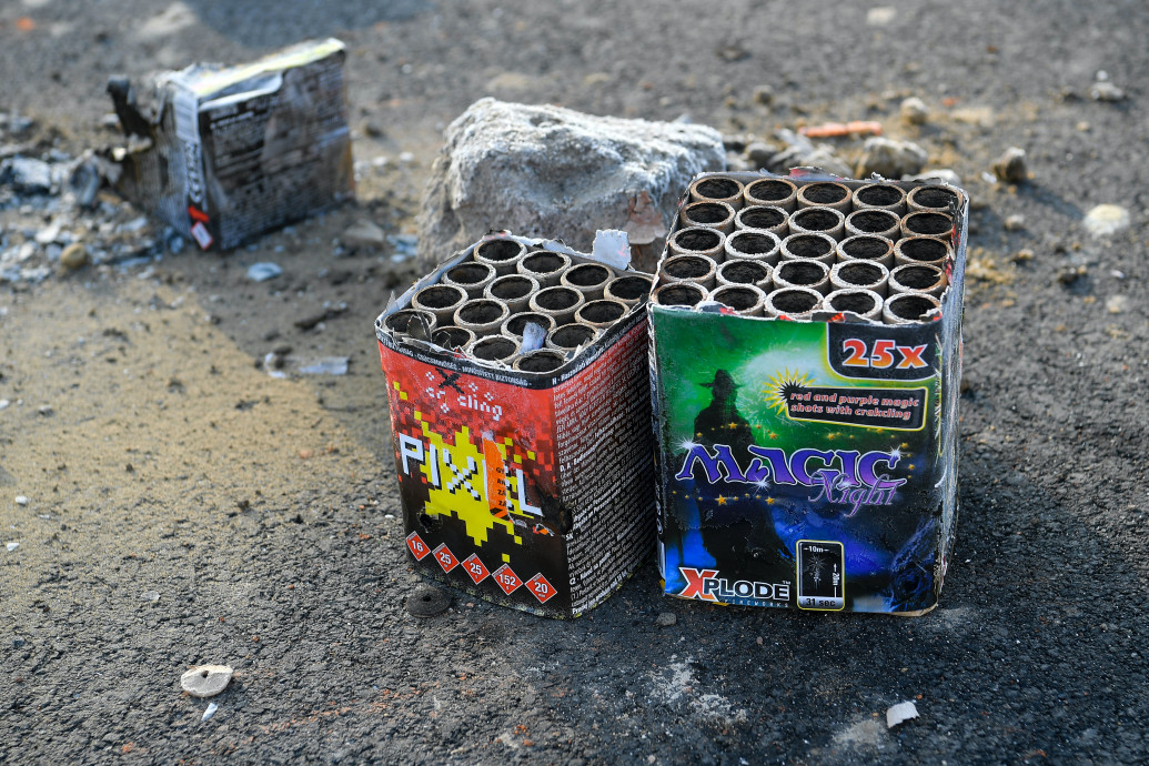 240 helyszínre riasztották a tűzoltókat szilveszterkor, tóba fagyott hattyút és vízóraaknába esett pónit is menteni kellett