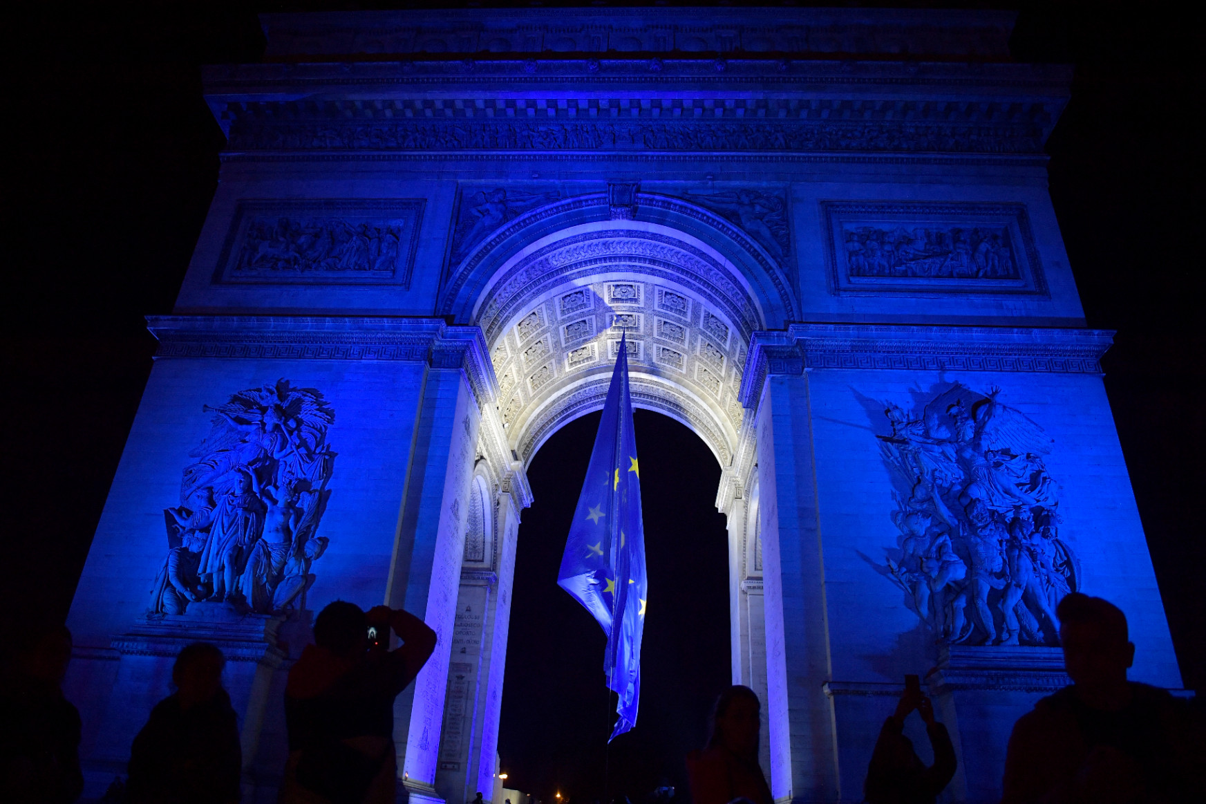 Franciaországban levették a Diadalívről az EU-s zászlót, amit a jobboldal szerint nem is szabadott volna kitűzni oda