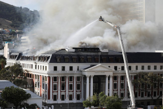 Gyújtogató lopódzott be a dél-afrikai nemzetgyűlésbe, két napja lángol az épület