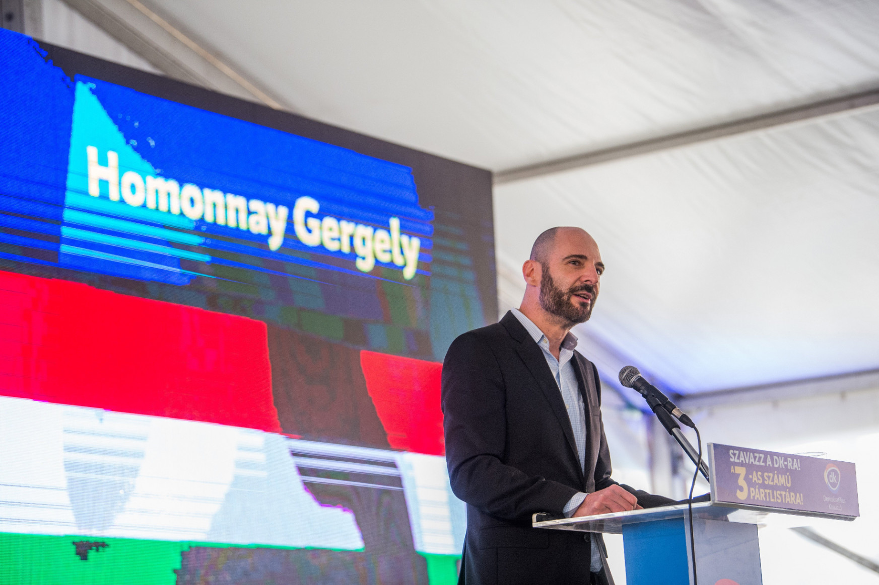 A macskás provokatőr, aki melegnek nevezte a fél Fideszt, de az ellenzéknek is beszólt – portré Homonnay Gergelyről
