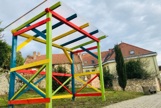 Színes buszmegállót állított fel az MKKP Pécsen, az önkormányzat közleményben kéri, bontsák el a kalyibát