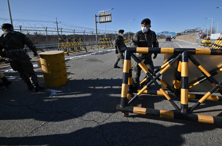 Dél-koreai katonák egy átkelőponton 2020 decemberében – Fotó: Jung Yeon-je / AFP