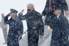 Hatalmas hóvihar tombol az Egyesült Államokban, még Biden is nehezen jutott el a Fehér Házba