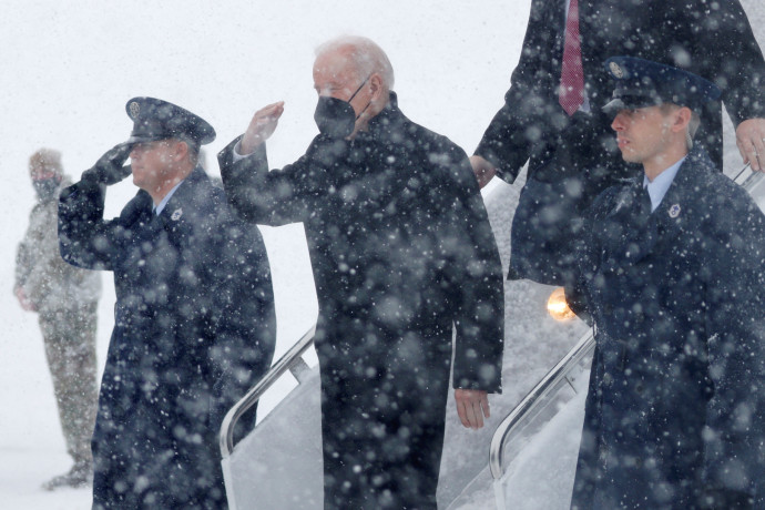 Hatalmas hóvihar tombol az Egyesült Államokban, még Biden is nehezen jutott el a Fehér Házba