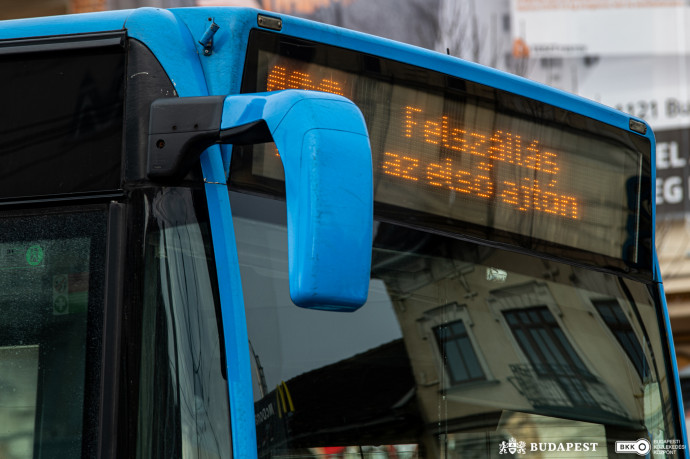 Újabb két buszon vezeti be az első ajtós felszállást a BKK