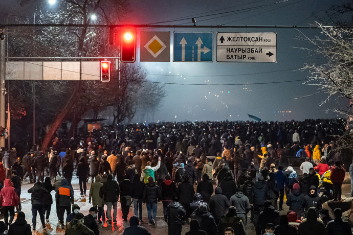 Több ezren tüntettek Kazahsztánban, mert megemelkedett a gáz ára, a rendőrök könnygázzal oszlattak