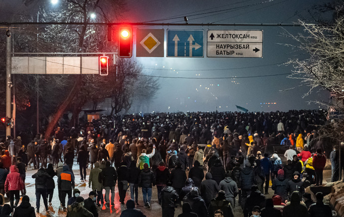 Tüntetők Almatiban 2022. január 4-én – Fotó: RUSLAN PRYANIKOV / AFP