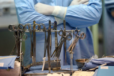 Rosszabb kimenetelre számíthatnak a nők a műtéteknél Kanadában, ha férfi operálja őket